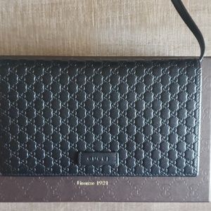 Authentic Gucci Microguccissima Crossbody in Nero